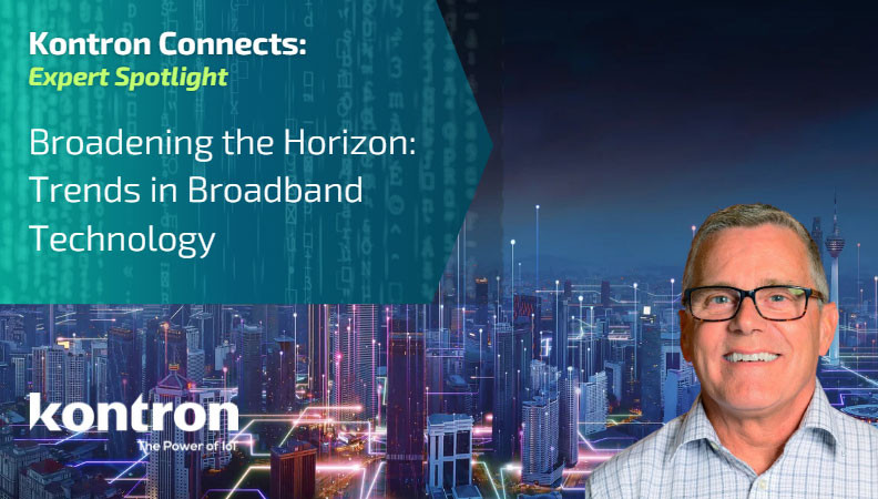 Ein lächelnder Mann mit Brille steht vor einer Stadtlandschaft bei Nacht, umgeben von digitaler Technologie. Der Hintergrund zeigt Hochhäuser und Lichter, während ein Text über ein Fachgespräch zu Trends in der Breitbandtechnologie erscheint.