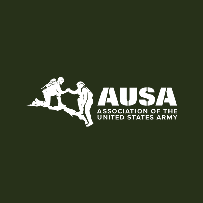 Logo der Association of the United States Army (AUSA) mit zwei Soldaten, die sich gegenseitig helfen. Der Hintergrund ist in dunklem Grün gehalten.