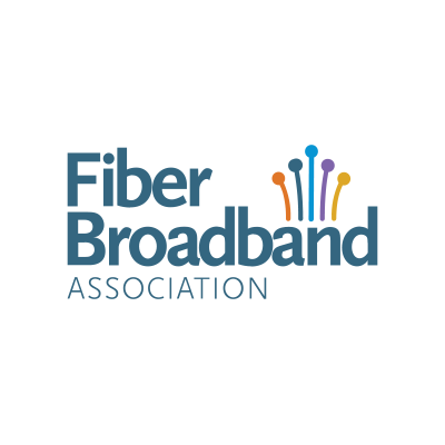 Logo der Fiber Broadband Association mit dem Schriftzug in Blau und bunten Linien, die aus verschiedenen Punkten hervorgehen.