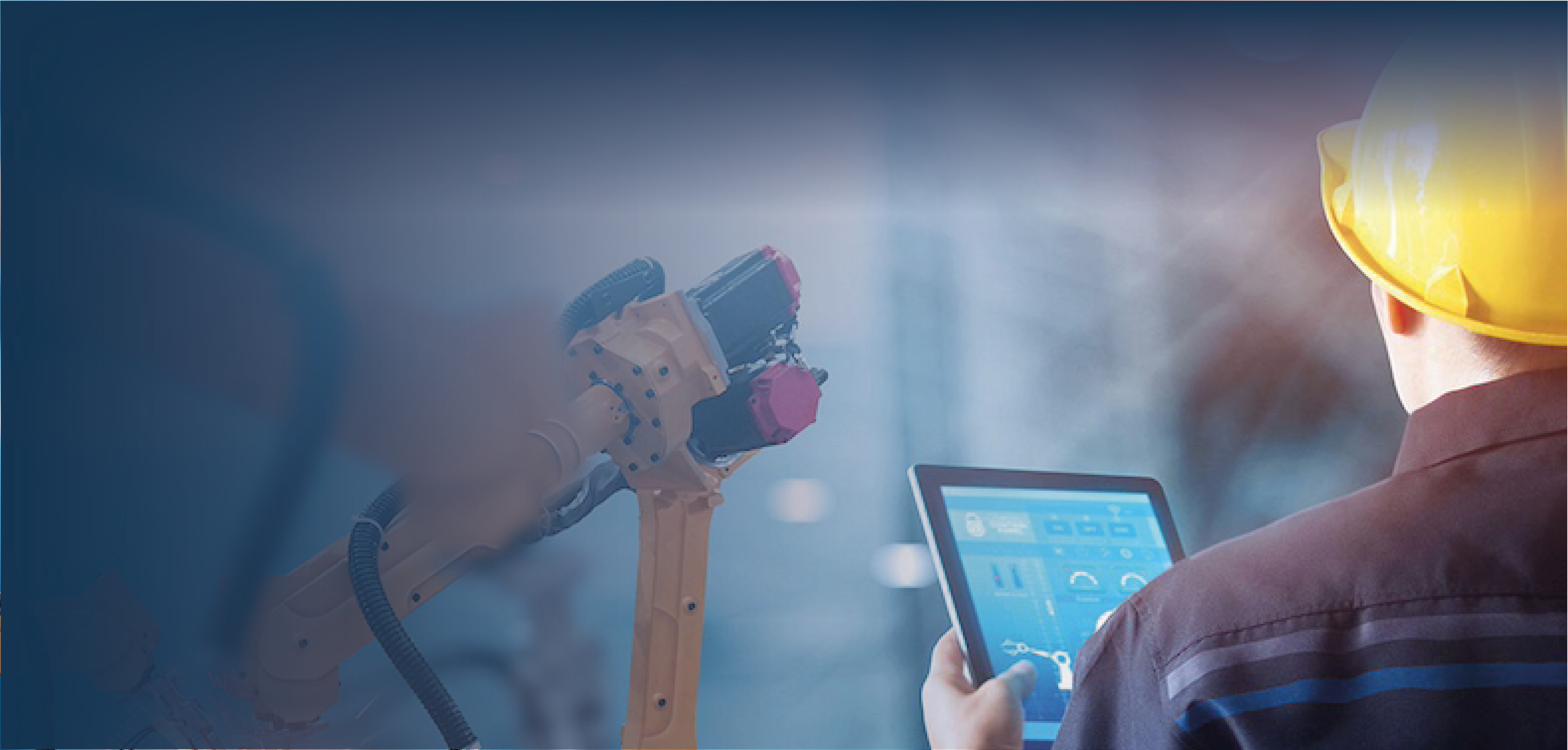 Ein Ingenieur mit einem gelben Helm bedient ein Tablet, während er einen Industrieroboter im Hintergrund betrachtet.