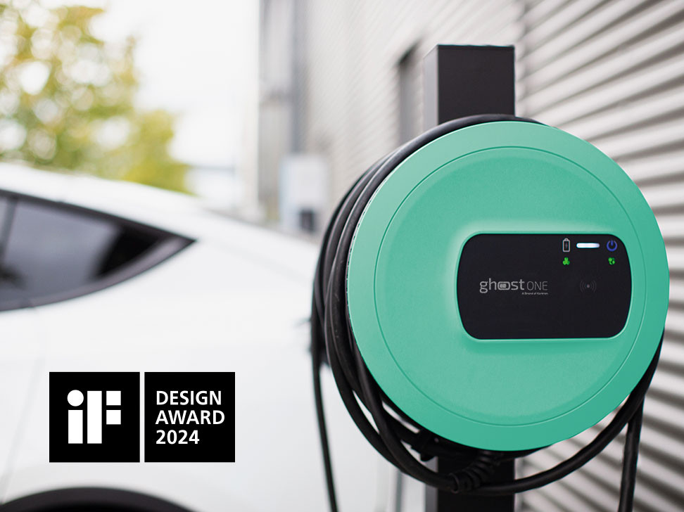 Eine moderne Ladestation für Elektroautos in mintgrüner Farbe mit einem Kabel. Im Hintergrund ist ein weißes Elektroauto zu sehen. Links unten das iF Design Award 2024-Logo.